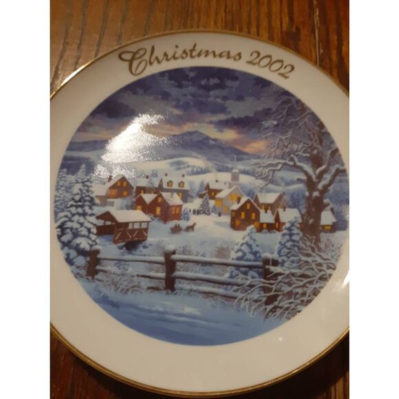 Vintage 2002 Avon Christmas Collectible Holiday Collector Decorative Plate Gold - Picture 2 of 3